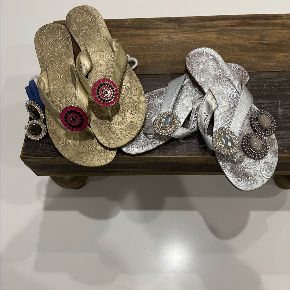 Switch flops with two extra snaps one silver pair,  one gold pair.